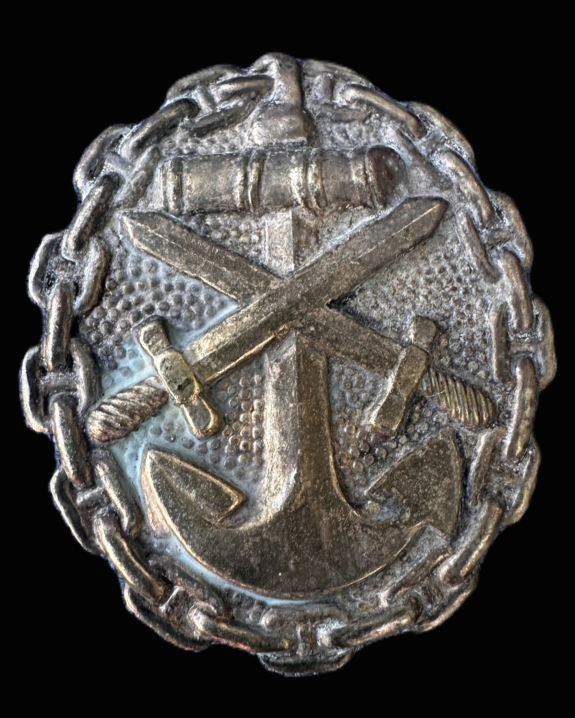 IMPERIAL GERMAN NAVAL ENGINEERING OR DOCKYARD SERVICE BADGE – METAL PINBACK WITH CHAIN BORDER AND ANCHOR MOTIF