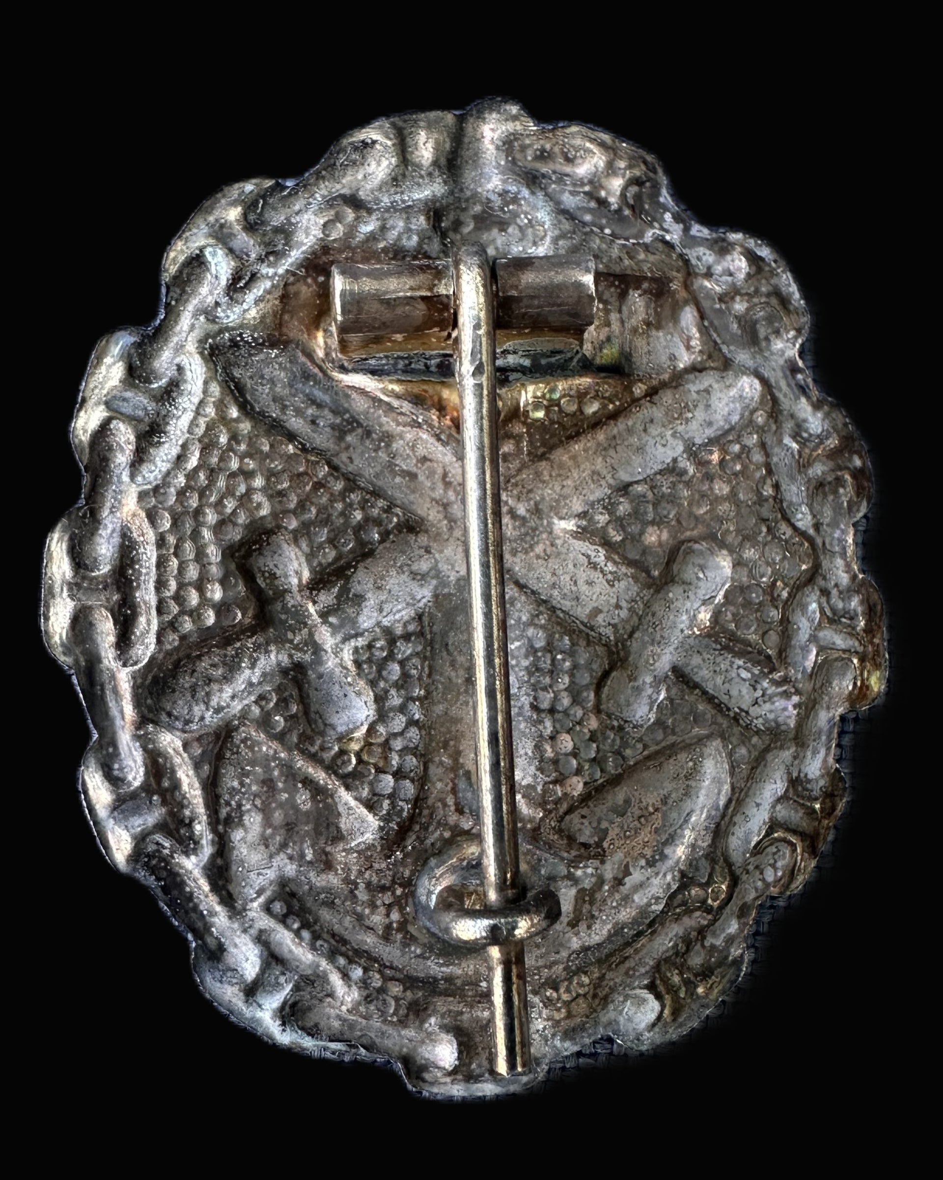 IMPERIAL GERMAN NAVAL ENGINEERING OR DOCKYARD SERVICE BADGE – METAL PINBACK WITH CHAIN BORDER AND ANCHOR MOTIF