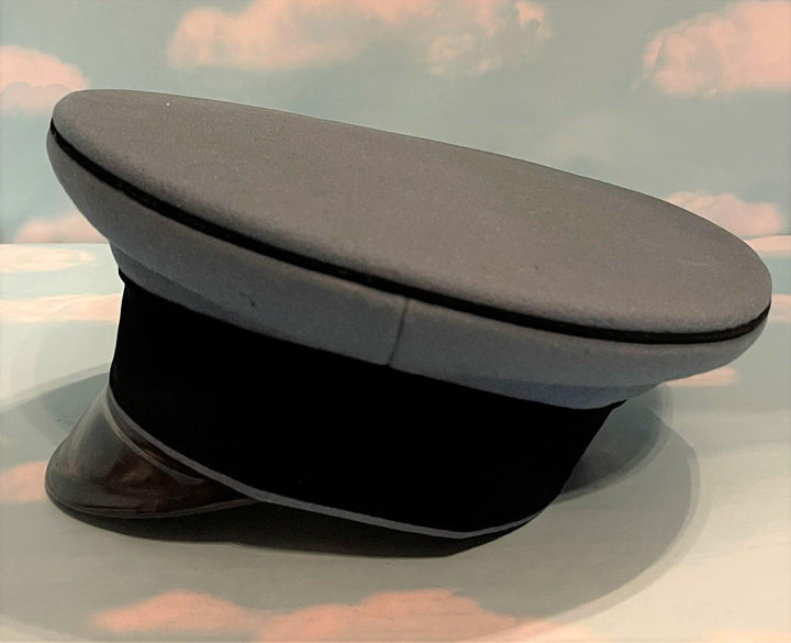 Oldenburg Schirmmutze for Officer who was a Graf in Dragoner Rgt Nr 19 - Derrittmeister Militaria