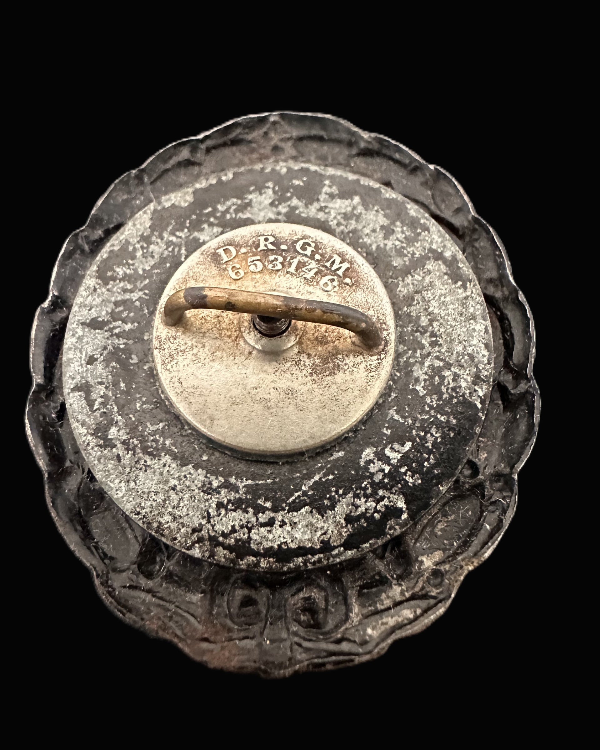 Black Wound Badge with Screwback – D.R.G.M. 653146