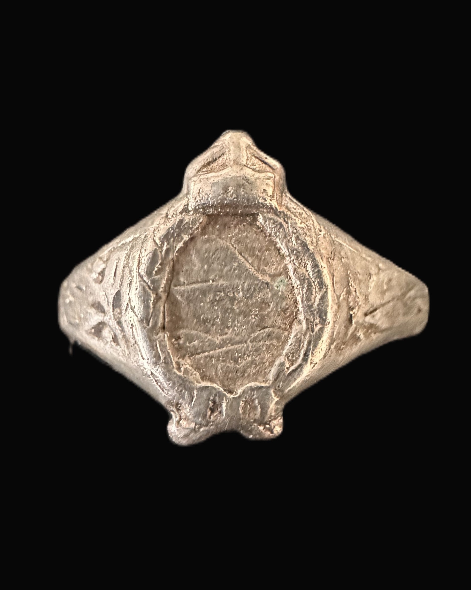 WWI GERMAN AVIATOR’S RING FEATURING WORN MINIATURE PILOT’S BADGE EMBLEM – POSSIBLY TRENCH ART