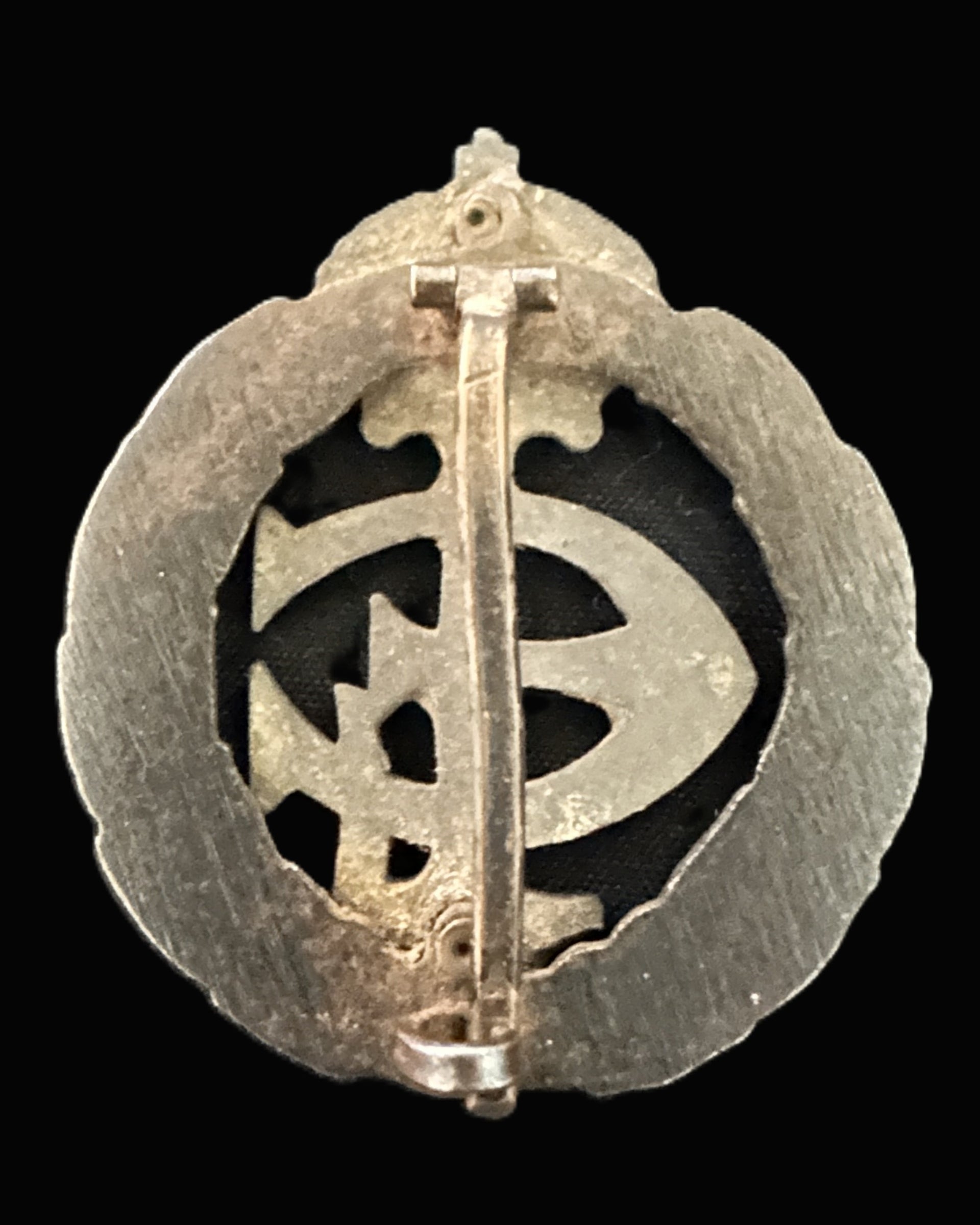 Imperial German Veterans’ Association 25-Year Membership Badge – Silvered Wreath with Crown and Interlaced Monogram