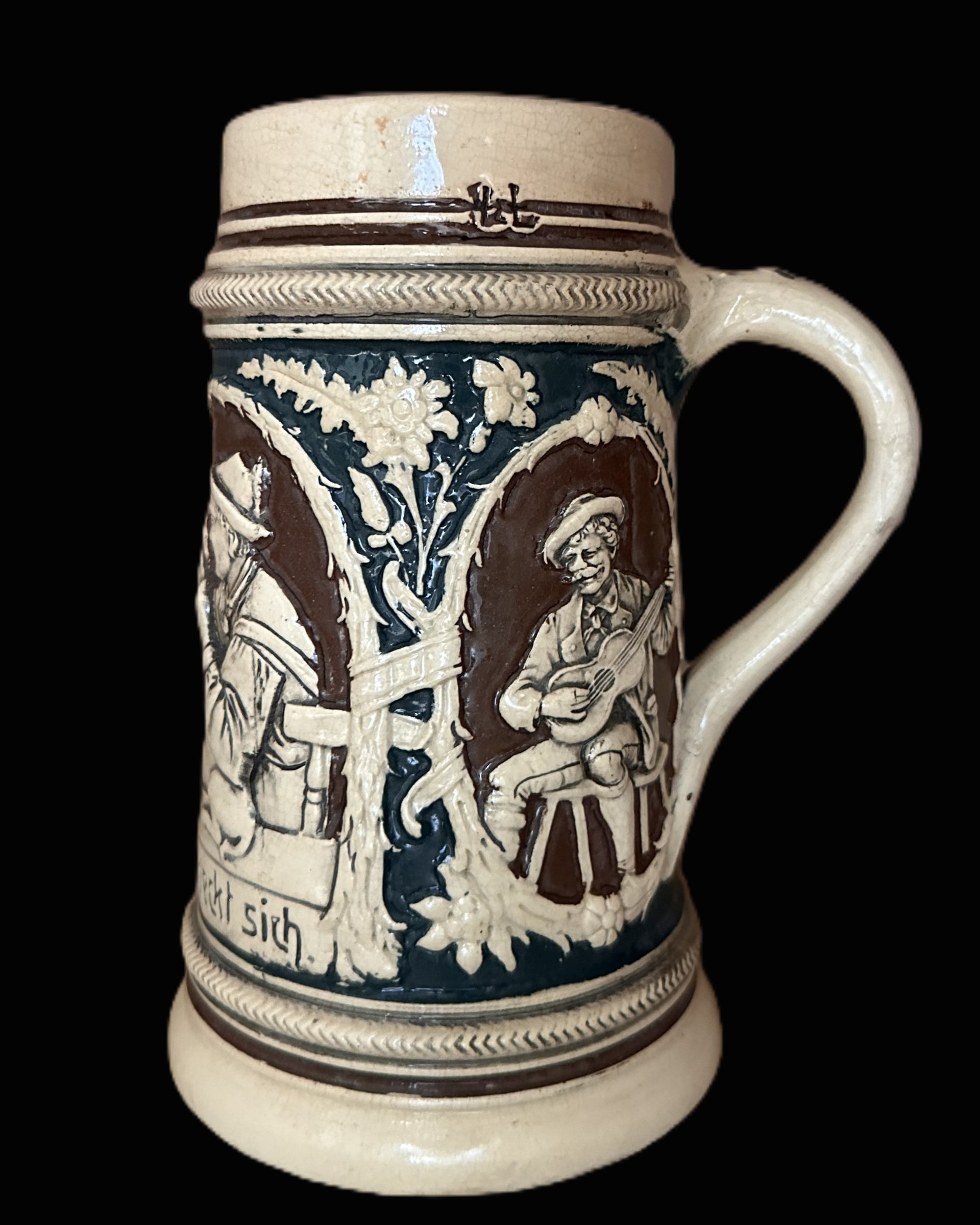 Stoneware beer stein – “Was sich liebt das neckt sich” tavern scene – circa 1890–1910