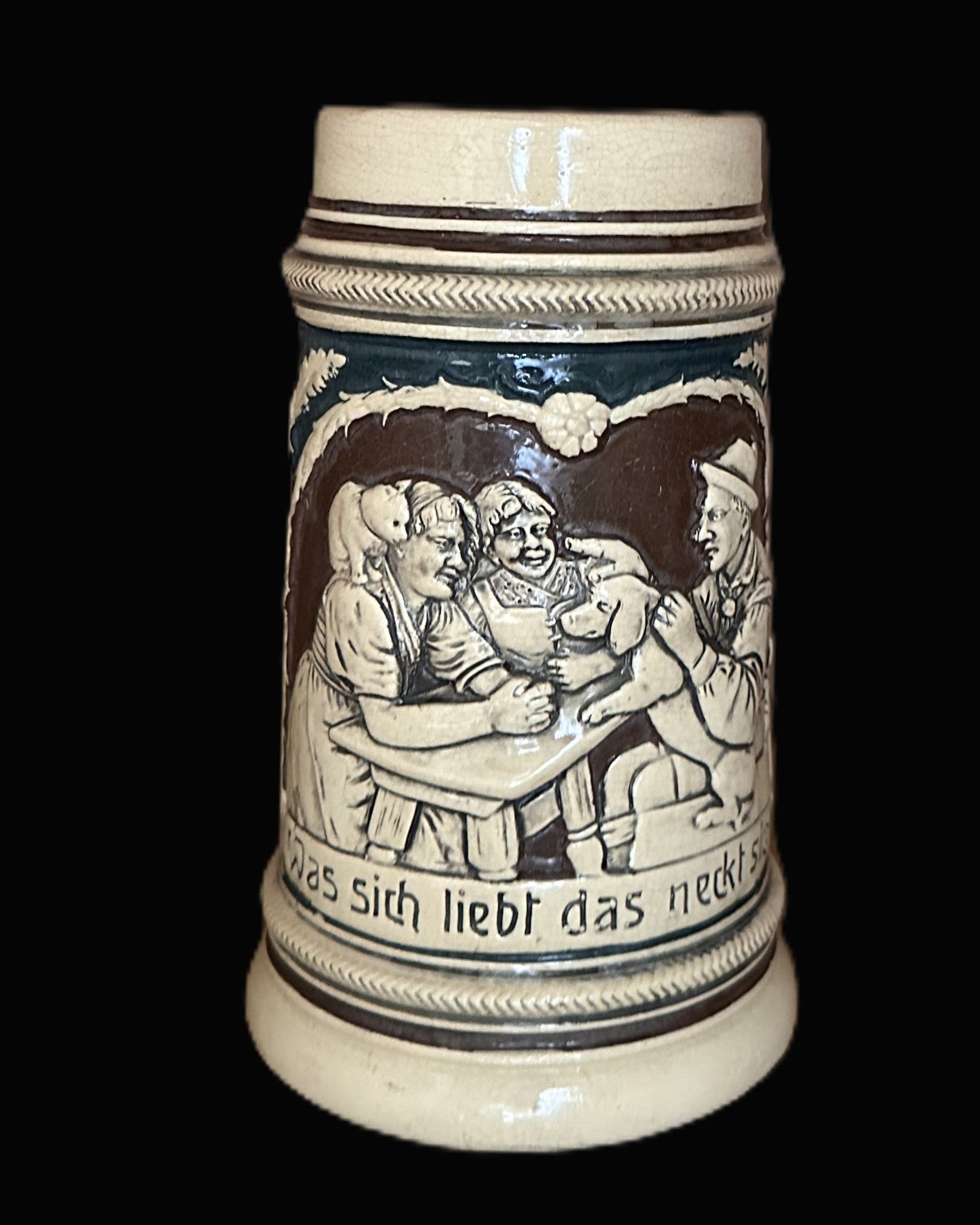 Stoneware beer stein – “Was sich liebt das neckt sich” tavern scene – circa 1890–1910