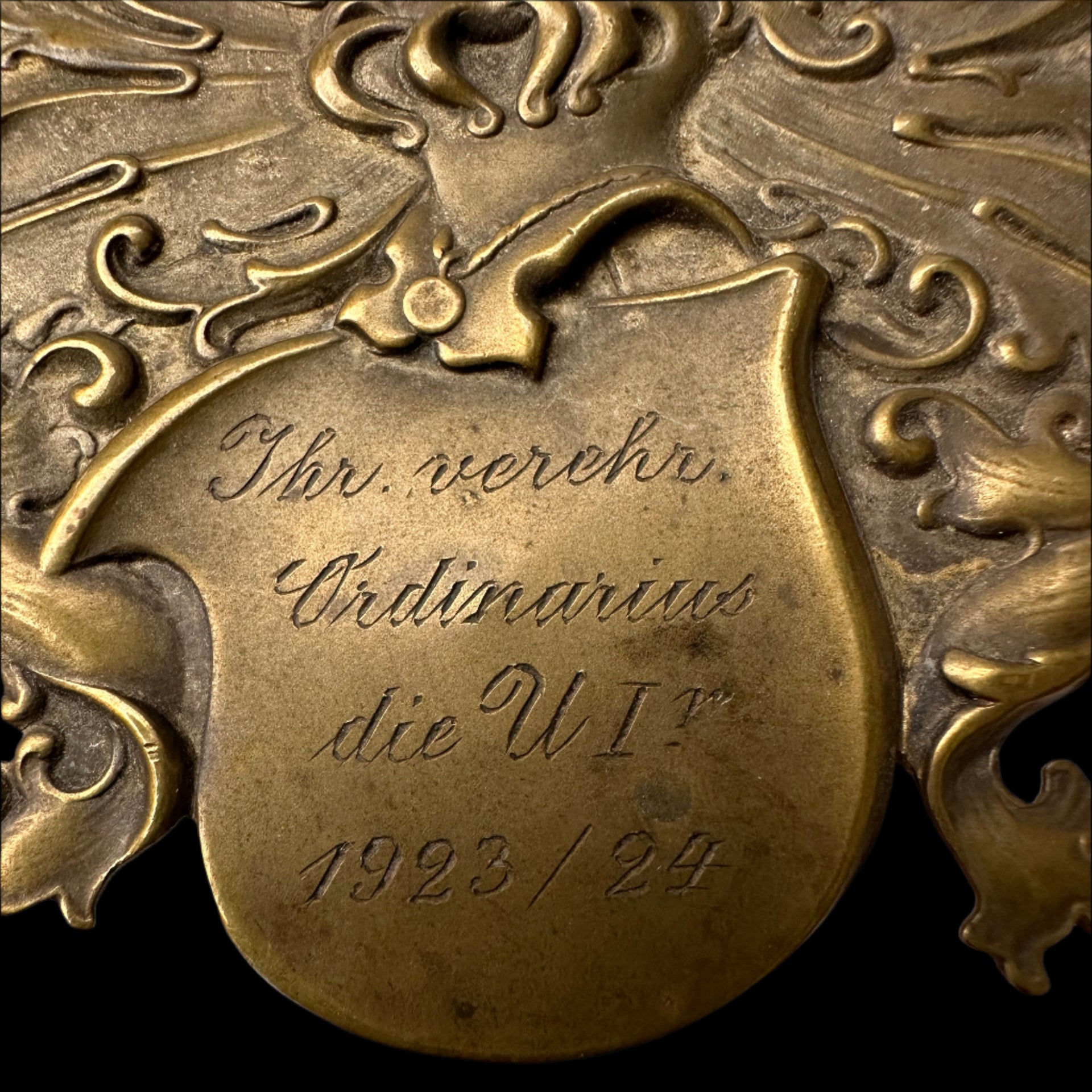 Decorative German Bronze Shield Plaque with Inscription, 1923/1924 – Likely Academic or Ceremonial Presentation Piece