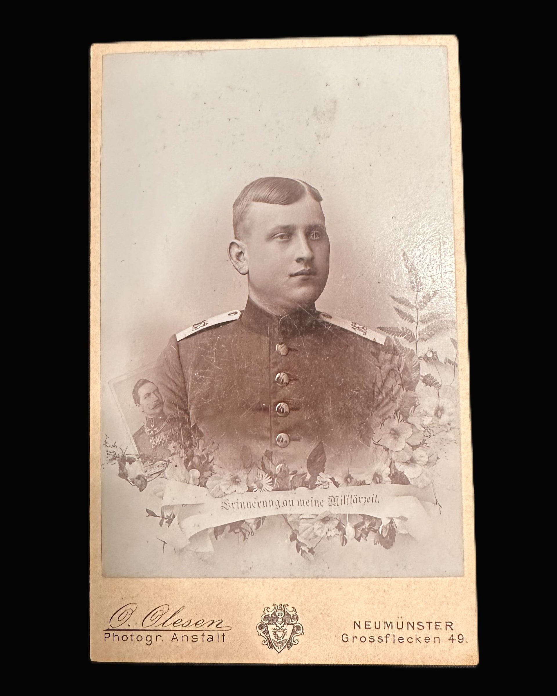 Imperial German Soldier Cabinet Card – Erinnerung an meine Militärzeit – Neumünster Studio